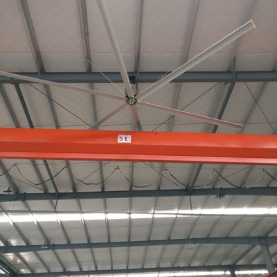Un bon prix. Ventilateur HVLS monté sur un poteau à l'intérieur d'une pièce de 18 pieds en ligne