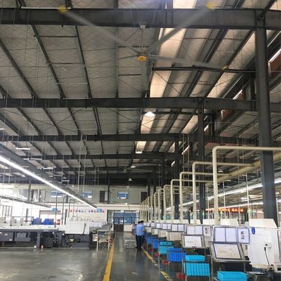 Un bon prix. 6Un ventilateur de plafond industriel de 1 m avec 6 lames en aluminium améliore le débit d'air dans les magasins de vêtements en ligne