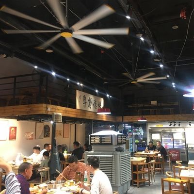 Ventilateur de plafond industriel HVLS à rotor extérieur sans balai 8FT pour entrepôts, fermes, restaurants