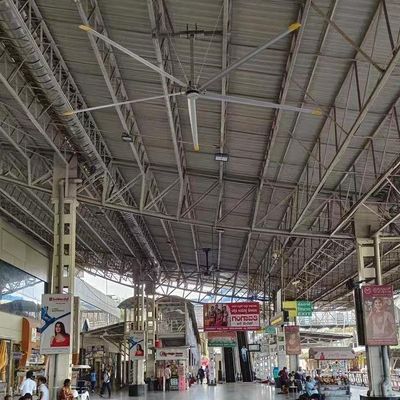 Un bon prix. 5Ventilateur de plafond industriel HVLS à courant alternatif électrique de 0,0 m 16 pieds avec moteur PMSM en ligne