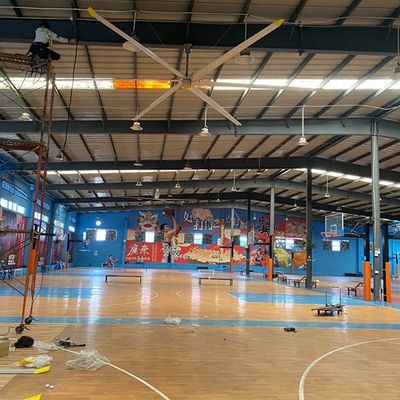 Un bon prix. Ventilateur de plafond HVLS industriel 5Pcs à lame pour usines AC alimenté par moteur à courant continu sans balai en ligne
