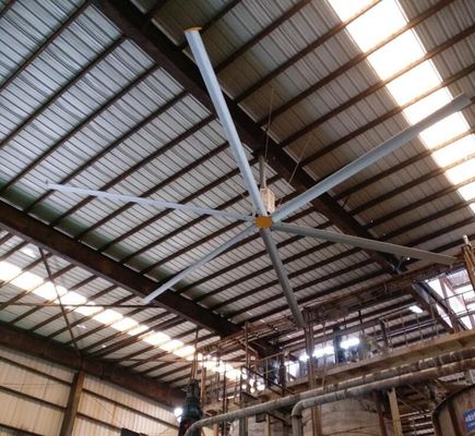 Un bon prix. Cooler à air de grande taille comme ventilateur d'échappement pour le refroidissement des entrepôts en ligne