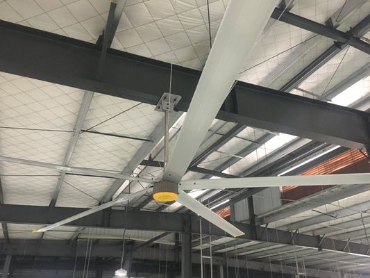 Ventilateurs de plafond industriels avec moteur de boîte de vitesses ou moteur PMSM configurés comme ventilateurs d'air pour la ventilation et le refroidissement des entrepôts
