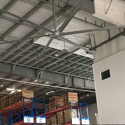 Ventilateurs de plafond industriels avec moteur de boîte de vitesses ou moteur PMSM configurés comme ventilateurs d'air pour la ventilation et le refroidissement d'atelier