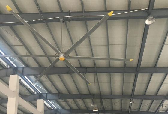 Un bon prix. Ventilateur PMSM à lame d'aluminium alimenté par un moteur synchrone à aimant permanent et généralement plus efficace que 85 pour cent, optimisé pour l'industrie en ligne