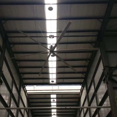 Un bon prix. Ventilateur de plafond de garage à six lames en ligne
