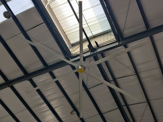 Un bon prix. L'intérieur de l'église super grand poteau monté HVLS ventilateurs résidentiel en ligne